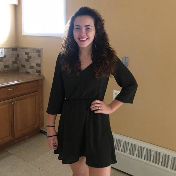 Meet your Posher, Nicole - Picture 1 of 1